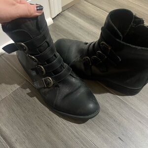 Born Womens Cardi Buckle Boot